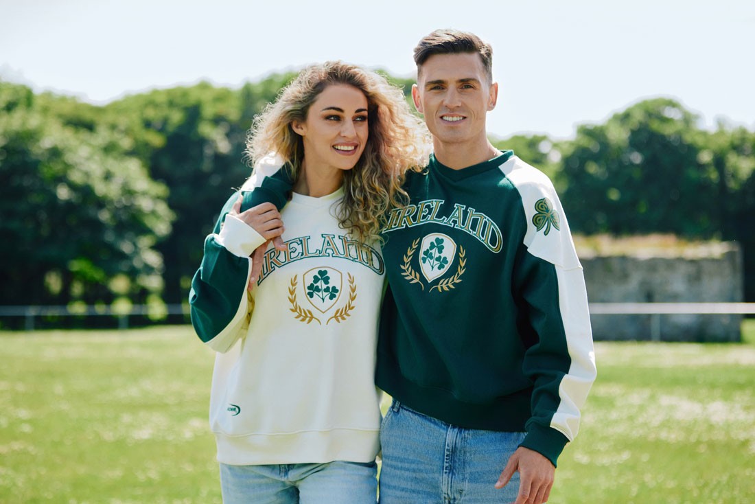 Ireland Crest V-Neck USA Top in Green & Cream