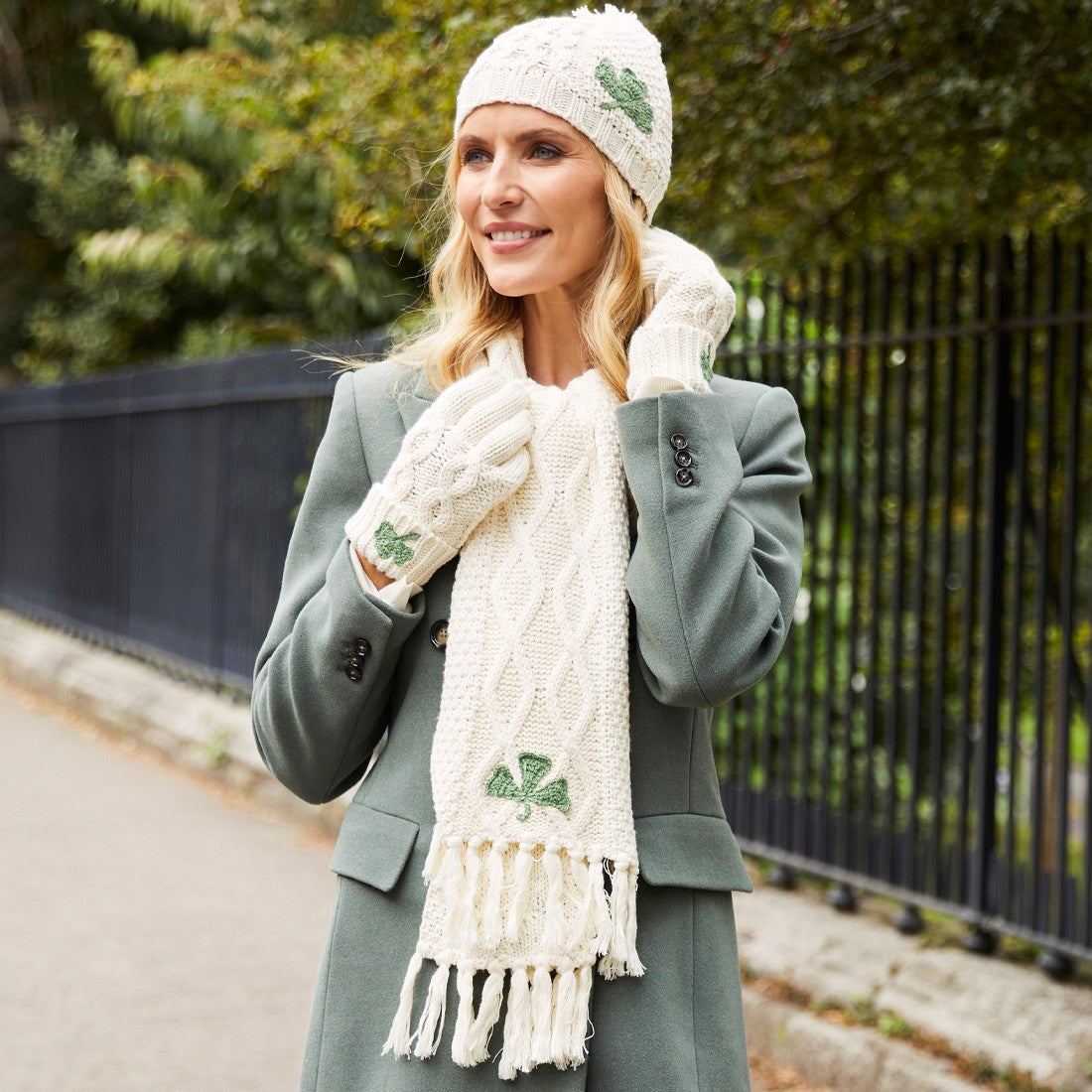 Aran Shamrock Gloves in Cream