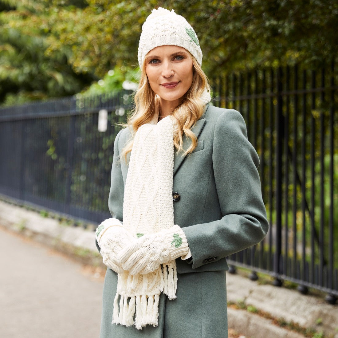Aran Shamrock Gloves in Cream