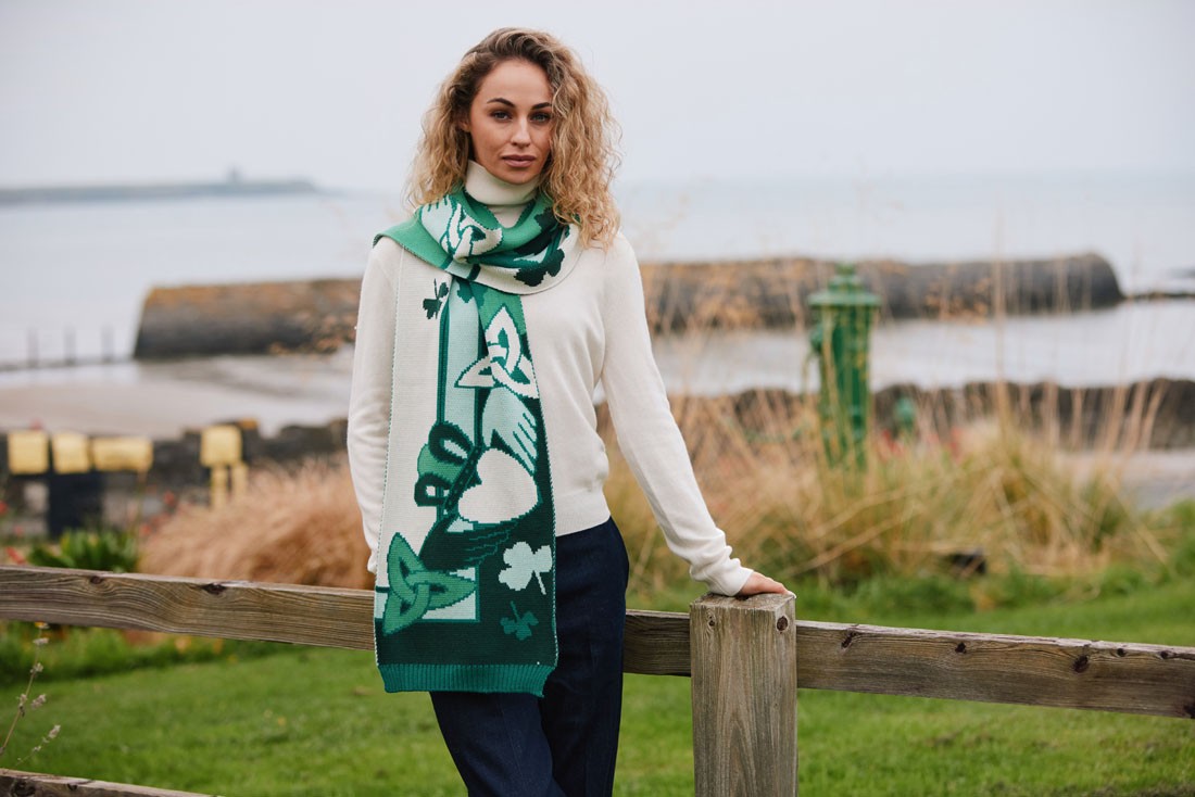 Claddagh Knit Scarf in Green & Cream