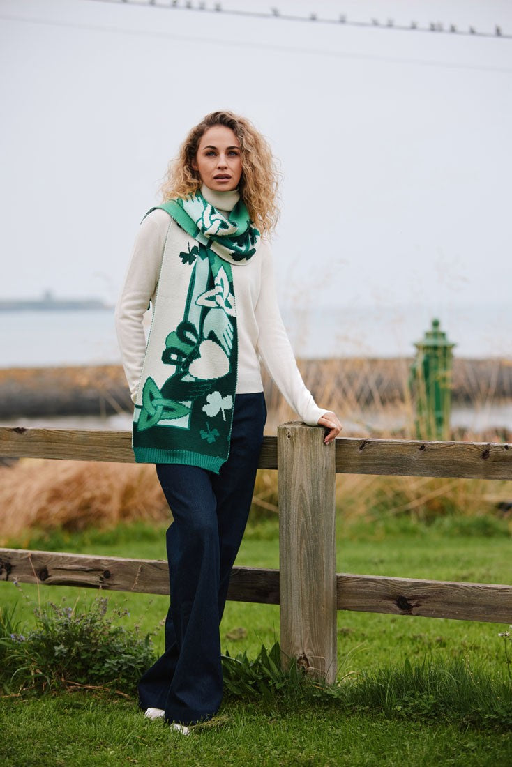 Claddagh Knit Scarf in Green & Cream