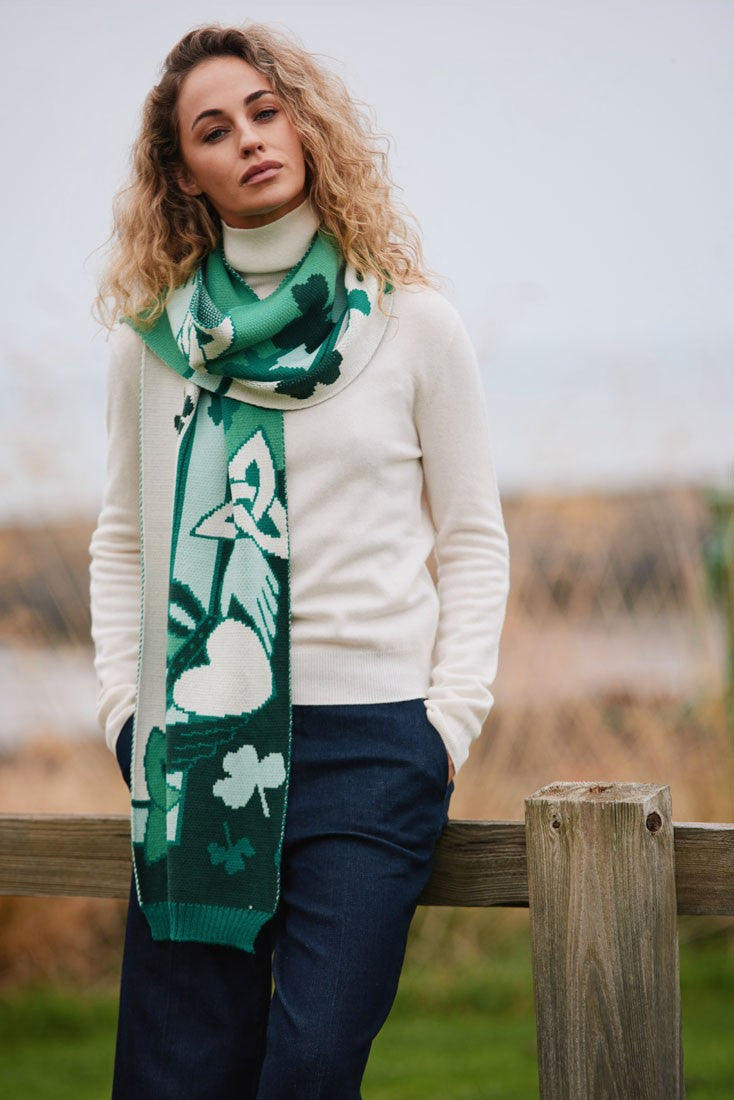 Claddagh Knit Scarf in Green & Cream