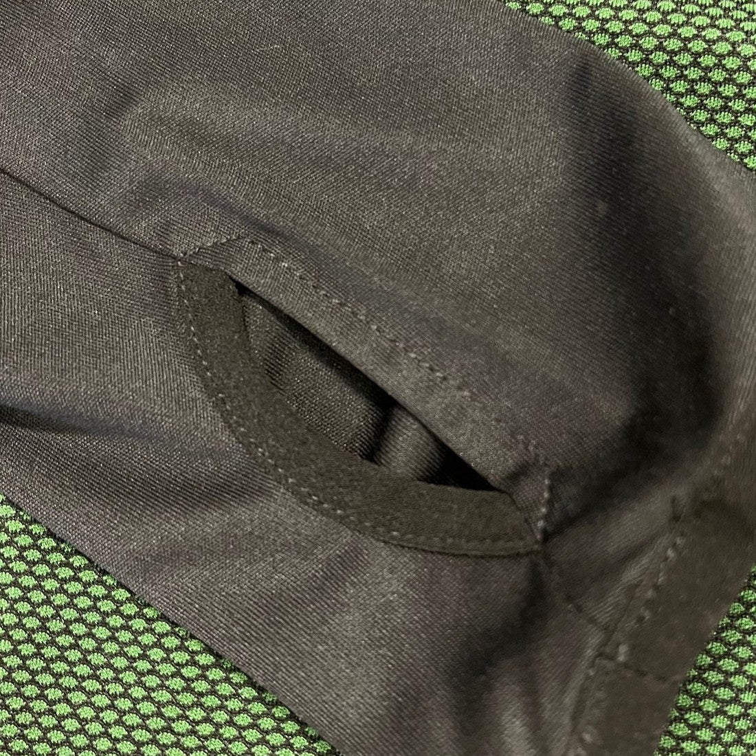 uinness 1/4 Zip Performance Top in Black & Bottle Green